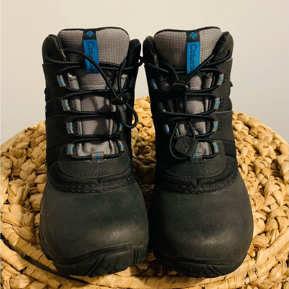 SOLD Columbia Snow boots 1US